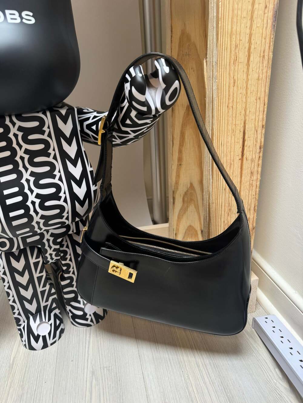 Salvatore Ferragamo Black Leather Gancini Hobo Shoulder Bag AB-210170